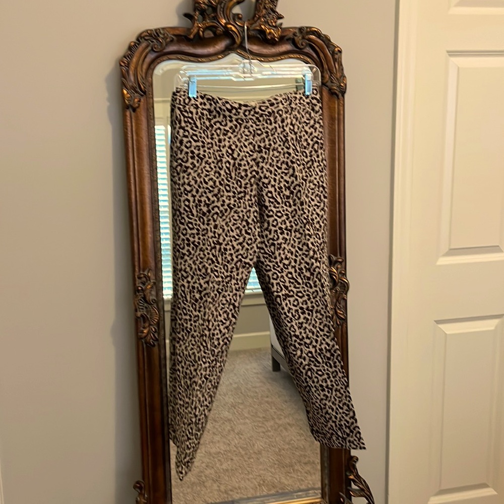 🌷5/$40. Banana Republic Leopard Print Capris Size 2